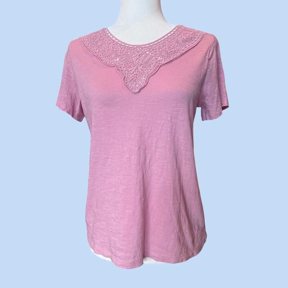 BANANA REPUBLIC Crochet Lace Neckline Short Sleeve Top XS Pink Keyhole Back